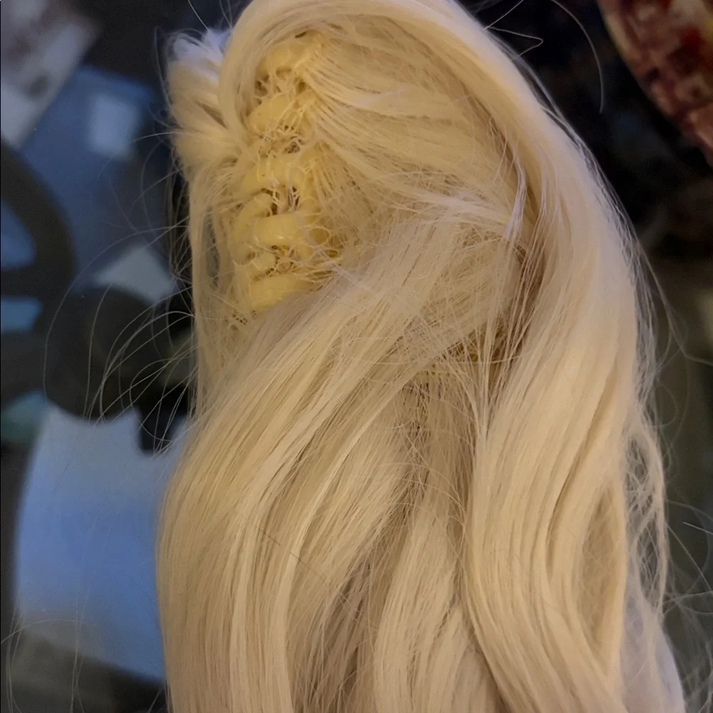 NWOT 17” white blonde clip in hair piece.